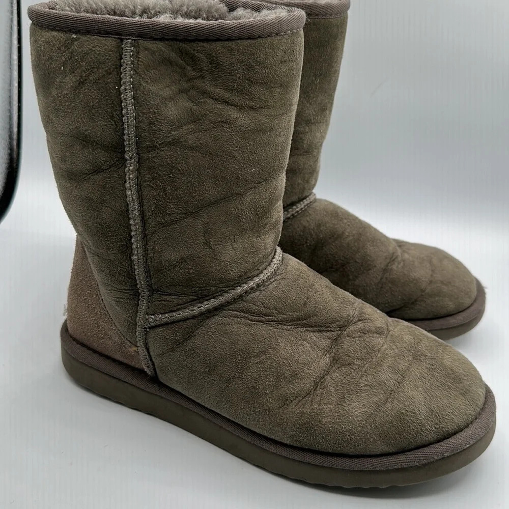 UGG classic short 5825 Grey boots Size 7